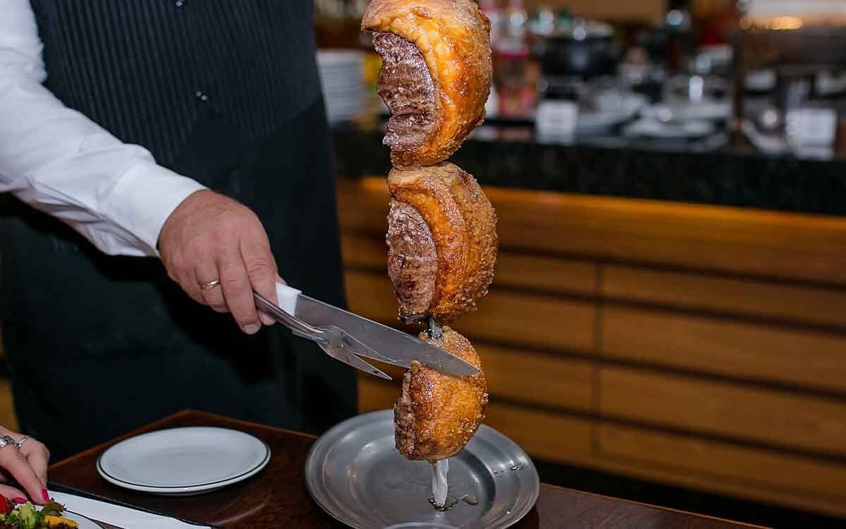 Churrascaria Búfalo Branco: tradição e carnes nobres.