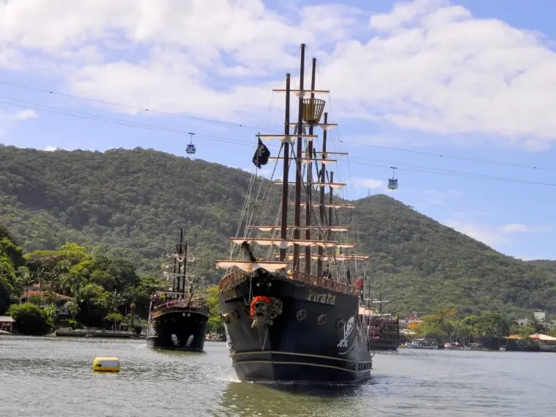 Barco Pirata - Vivencie um dos passeios mais tradicionais de Balneário Camboriú que, há 40 anos, diverte turistas e visitantes! Navegue acompanhado de muita animação e lindas paisagens!